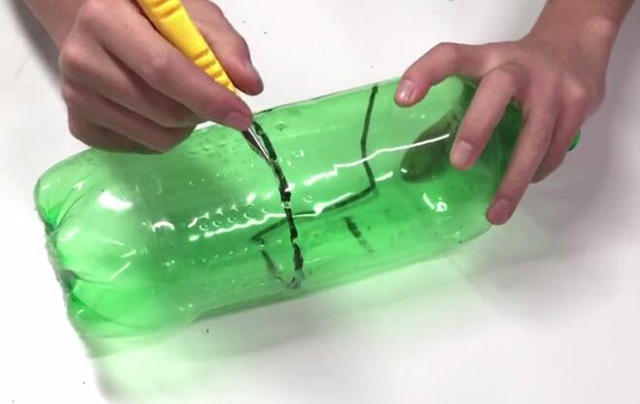 可乐瓶轻松改造一下，放在卫生间里特别实用，家家户户都用的到