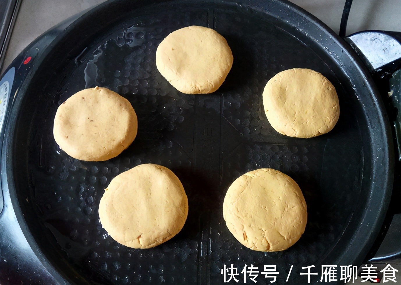 电饼铛|南瓜加上豆沙馅做出来的小饼,个个黄金酥脆,看着都流口水