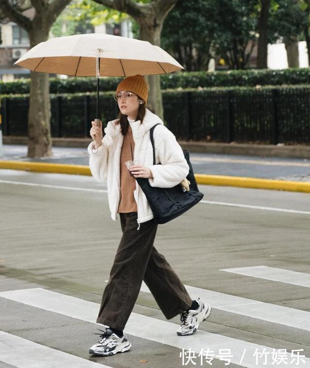 冬季有种穿搭正火,叫“摇粒绒外套+阔腿裤”,这么穿显瘦又休闲