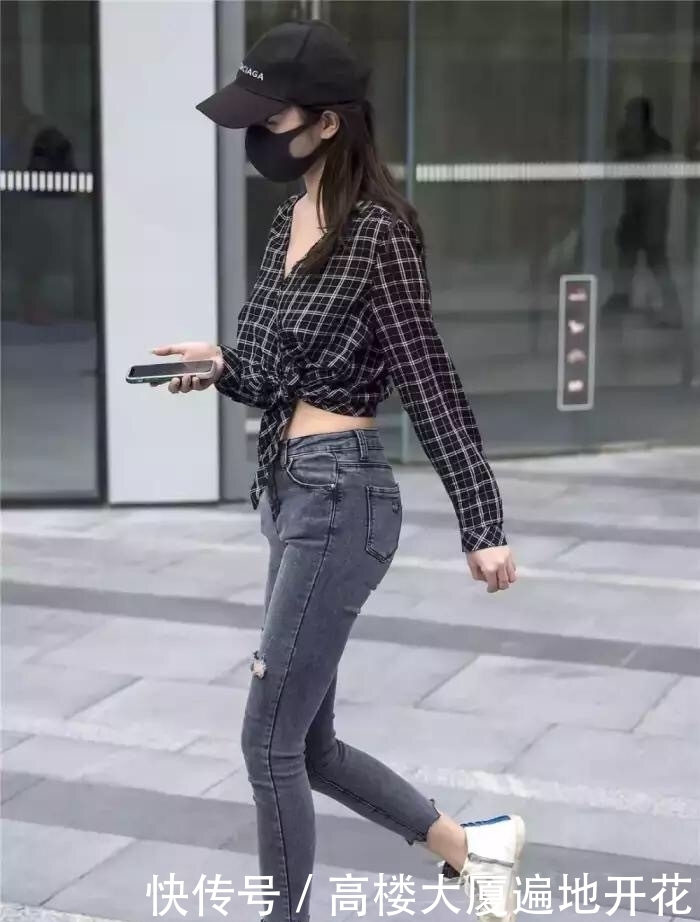 黑白格子衫搭配破洞牛仔裤，时尚干练，穿出女孩曼妙身姿！