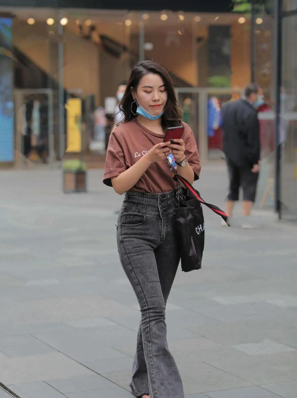 塞衣角|“喇叭裤”看淡了，如今演变一款“扫地裤”，这样穿优雅且高级！