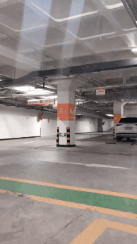 |搞笑GIF:妹子你这是在停车场练漂移吗?