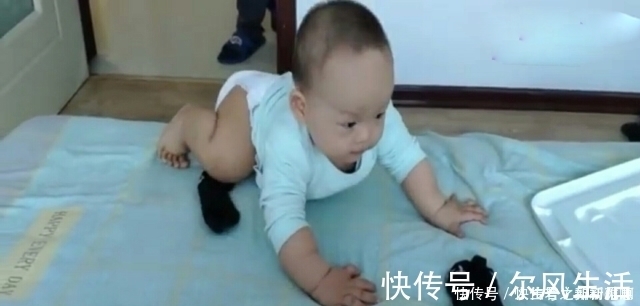周妈妈|11个月宝宝竟然自己下床?防止自己摔疼的这操作:厉害了
