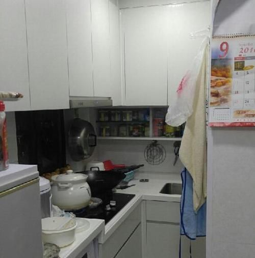 过道|一家四口住房,百万“豪宅”仅35㎡,进门就是卧室,太憋屈了