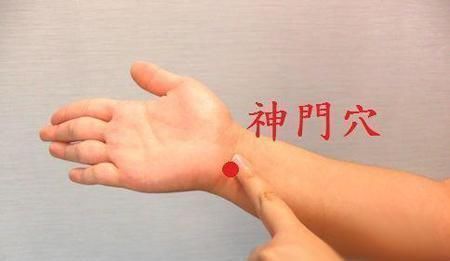 心率|中冲穴—调节心率要穴！心绞痛、胸闷不舒、心律不整，一穴制胜！
