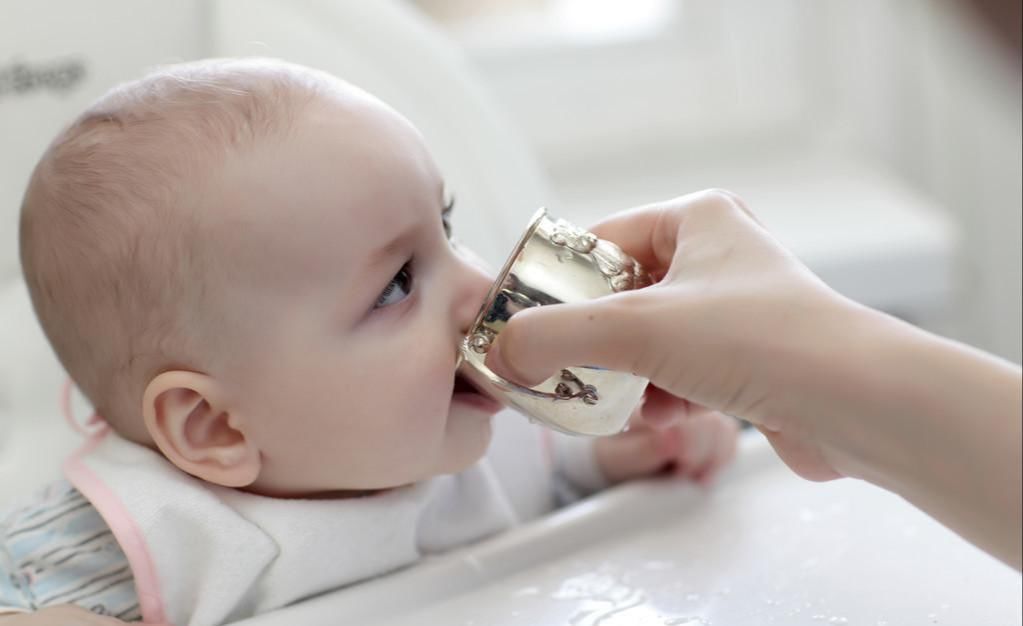 婴儿|新生儿出生后先喝奶还是水 喝错影响发育, 母乳少的妈妈别做错