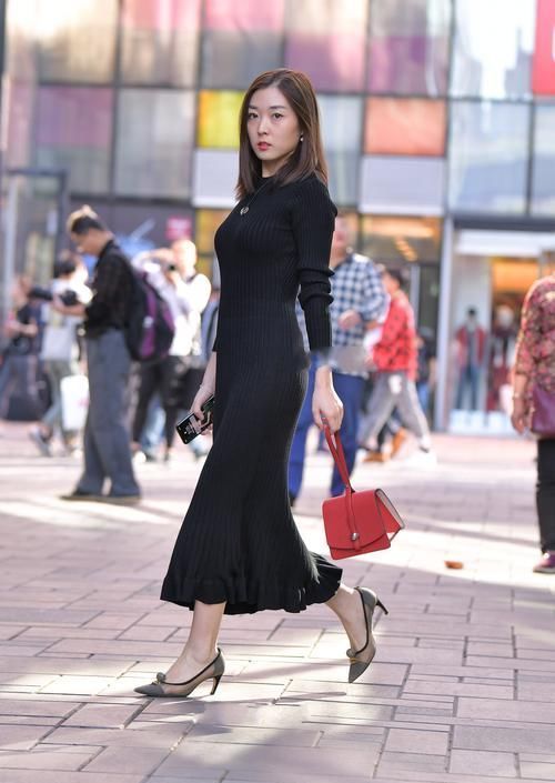 织连衣裙穿起来很优雅,搭配高跟鞋穿起来,显优雅气息