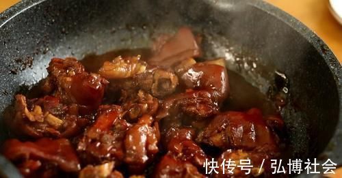 炖猪蹄怎样能上色，只要加了这“三样”，猪蹄红润脱骨，软烂入味