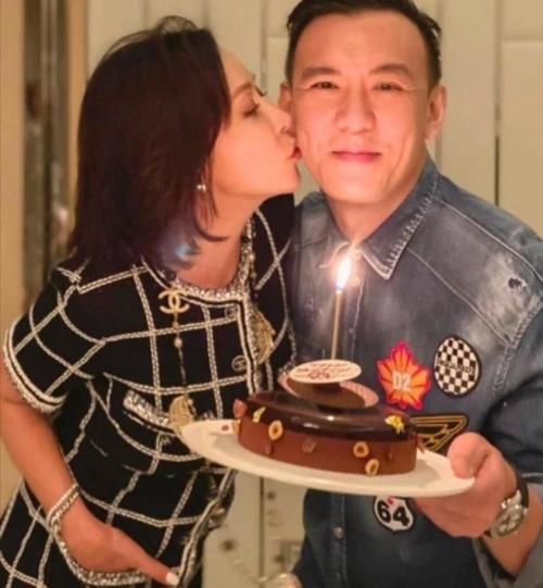 刘嘉玲为男性友人深夜庆生，这个动作太亲密，网友喊话梁朝伟