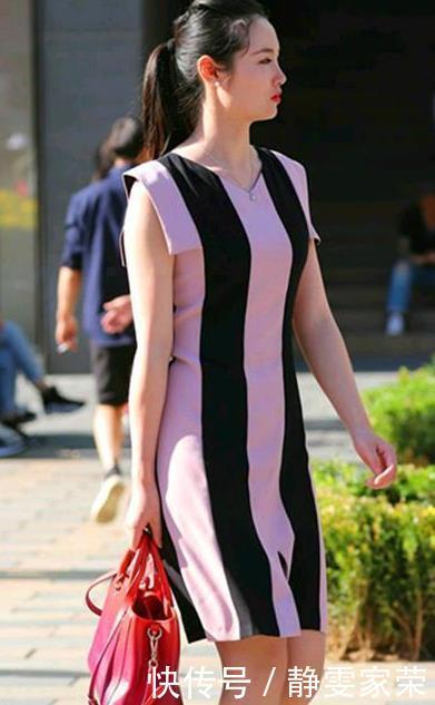 街拍皮肤白皙的美女,身穿个性条纹连衣裙,尽显婀娜多姿的好身材