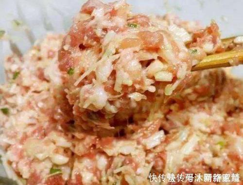 不管拌啥饺子馅,加水就错了,换成“它”,饺子鲜嫩多汁,吃不够