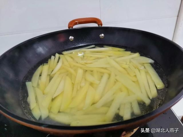  一妙|炸薯条时，土豆最忌焯水后就炸！教您一妙招，薯条香脆不发软