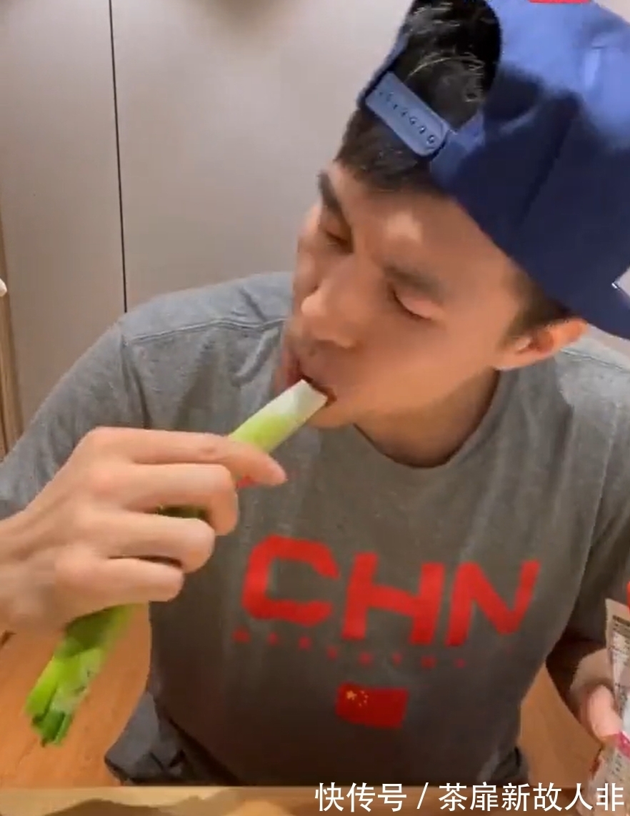 大葱蘸酱|重口味来了!郭艾伦晒出大葱蘸酱配小曲儿视频,边吃边嗨边摇摆