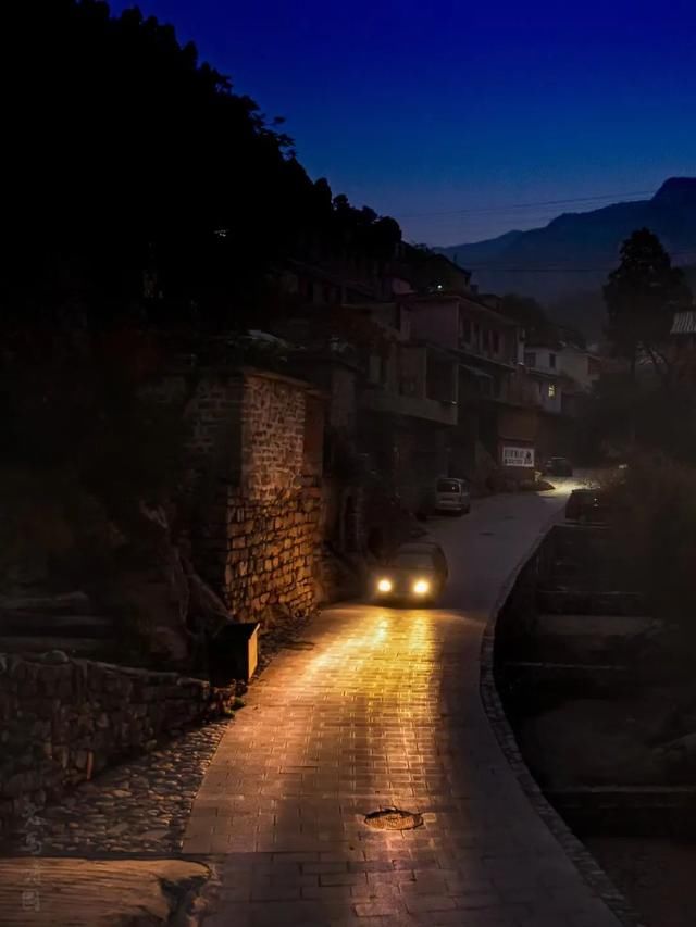  夜行|诗词:夜行山里过集镇，矮院车灯照路昏