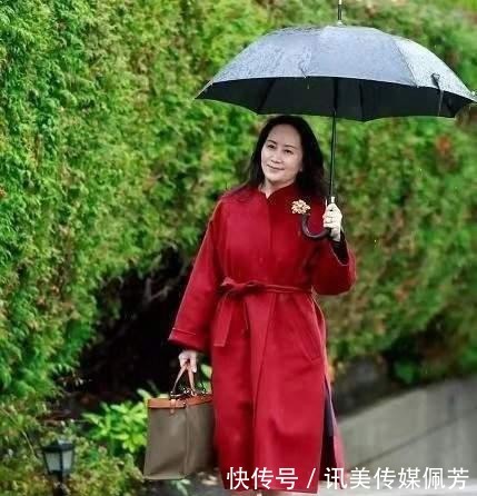 红色|难怪孟晚舟不畏磨难!穿红色睡袍大衣是女强人,可牵手老公有依赖