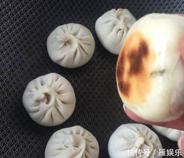 底脆皮软馅香的三鲜水煎包,这么做才好吃
