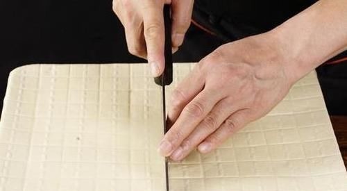 煎豆腐,切忌直接下油锅,下锅前多做一步,豆腐不碎不粘锅