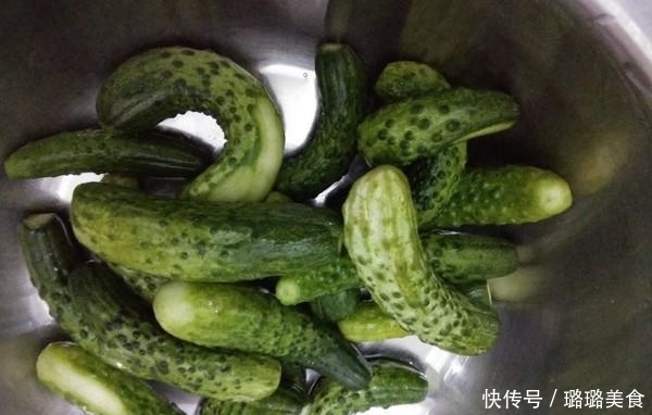 黄瓜|农村大姐把黄瓜塞进瓶子，众人不解，1月后一看价钱翻了几十倍