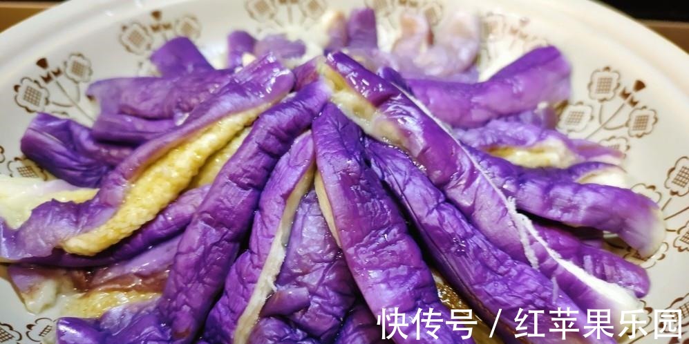 小米椒|蒸茄子，直接蒸不好吃！多做1个步骤，茄子不发黑，更鲜嫩更入味