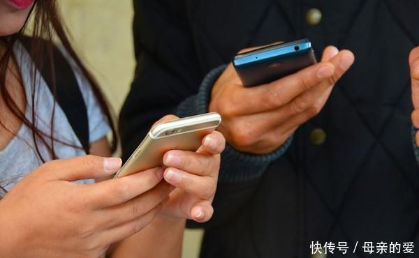 不安全感|怪孩子手机上瘾当孩子看你玩手机时,心里其实是这样想的