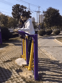 |搞笑GIF:比起子弹的威力,警察的短热裤更吸引我的眼球