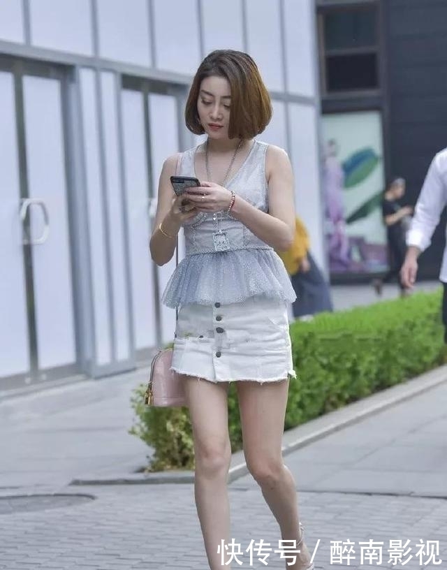 街拍短裙小姐姐,腿长貌美,时尚又清凉