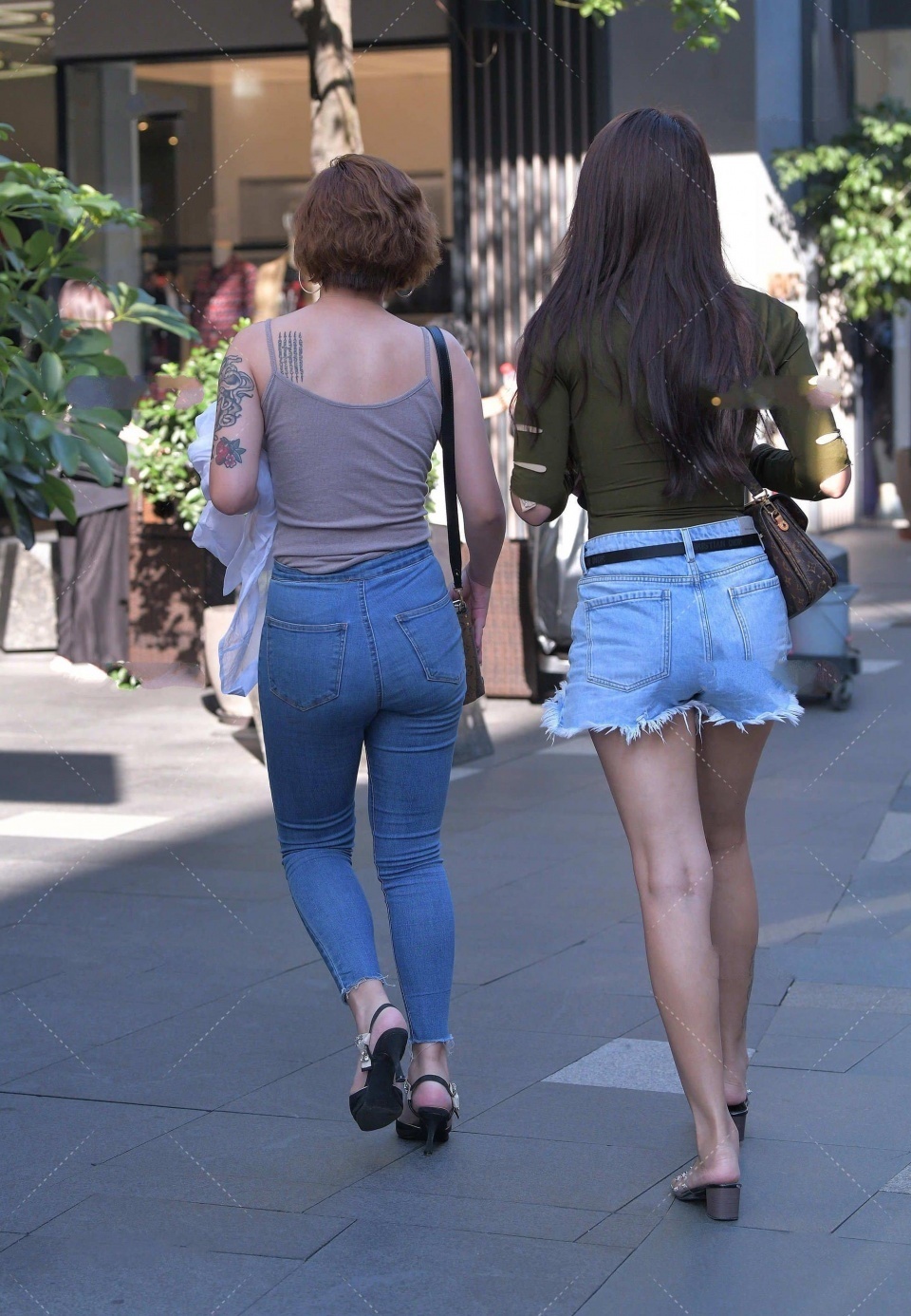 简略|有纹身的小姐姐时尚的穿搭,身穿褐色背心加紧身牛仔裤