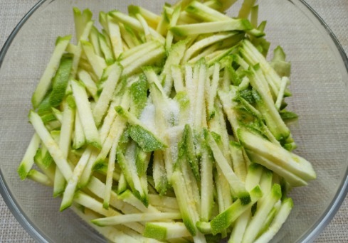 配上|冬天把这菜蒸一蒸,原滋原味,营养又补钙,配上蘸料一盘不够吃