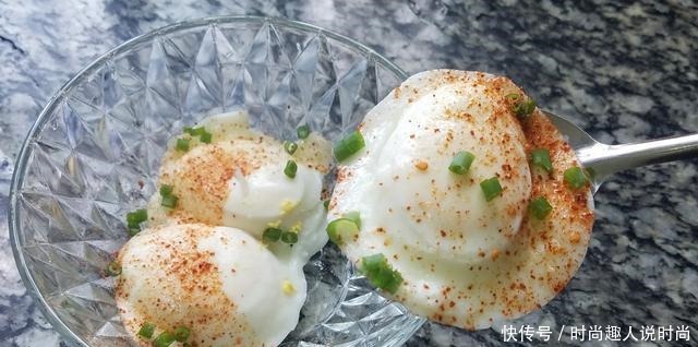 天气炎热,试试这道水煮荷包蛋,不用油也能做,好吃好看又清淡