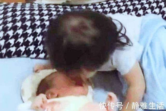 姐姐|姐姐睡觉被弟弟吵醒,见妈妈没在,姐姐下意识的举动让人暖心