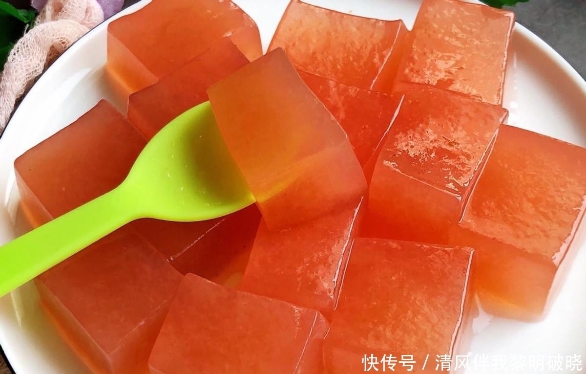 喜欢吃果冻不用花钱买，自己在家就能做，没有添加更健康