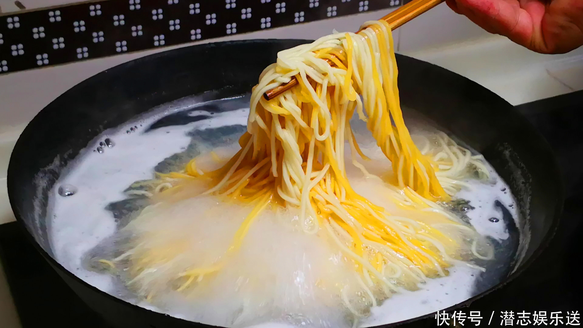 煮面条时，最忌水开下锅，面馆老板牢记3点，面条爽滑又筋道