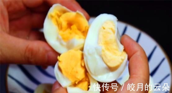 激素鸡蛋危害大，鸡场老板教我一招，一眼就能辨别，看完长知识了！