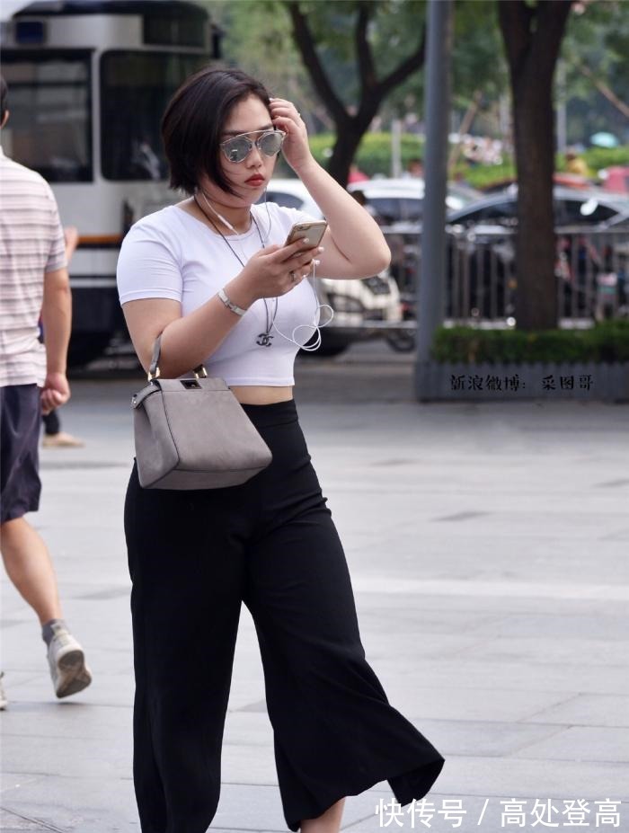 街拍|白色t恤搭配黑色阔腿裤，清爽自然，简单舒适