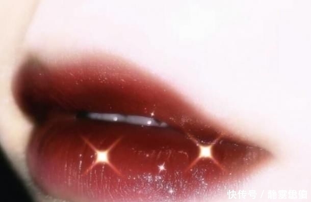 笑起来“贼甜”的女生,嘴巴多半有“3特征”,男生这是我女神