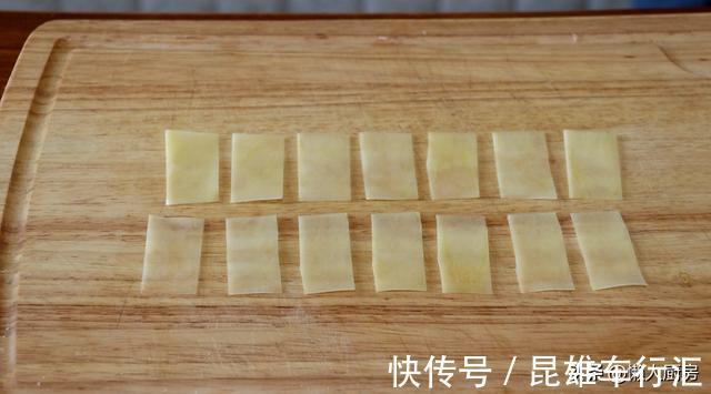 薄片|土豆切成薄片，两片粘一起下锅炸，中间是空心的，比薯片好吃