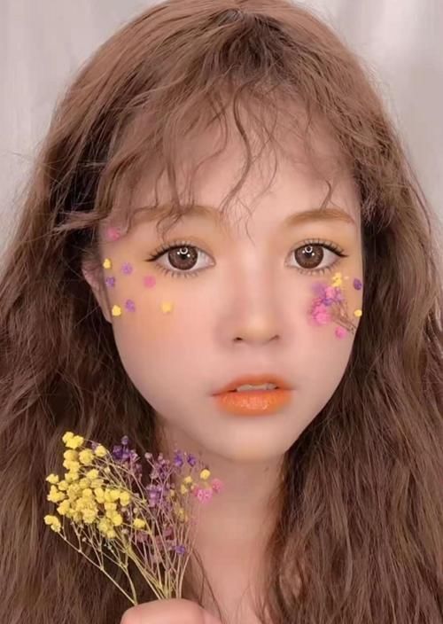 长相|小姐姐用一根口红化妆全脸,开始:长相还挺美,看到最后:手也这么巧!