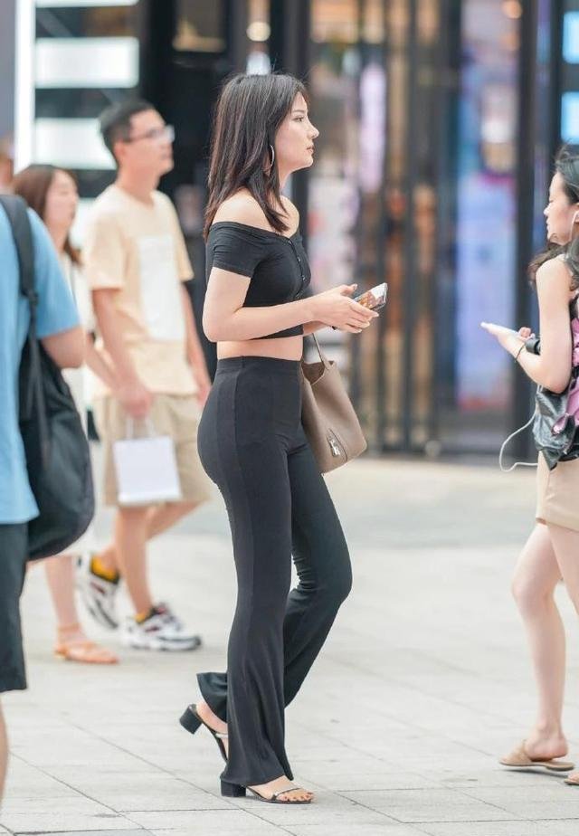 性感多变的一字肩紧身上衣，半露的香肩成就特别的你！回头率超高