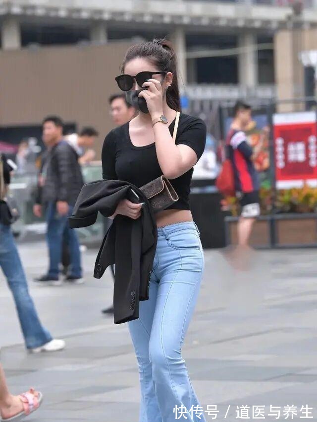 宽松 黑色露腰小短袖搭配蓝色宽松打底裤,时尚流行,气质千娇百媚!