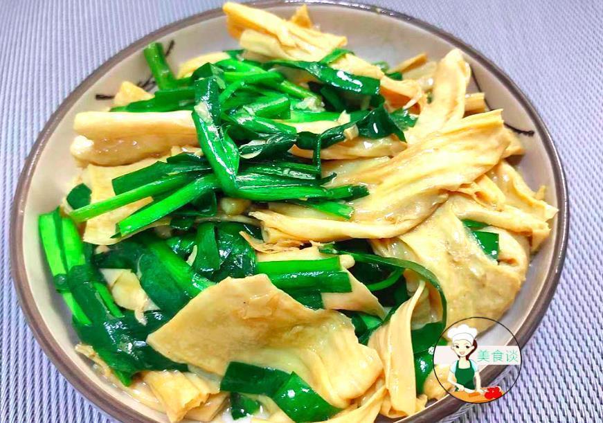 此两样素菜一起炒,不放肉也很鲜美,蛋白质是猪肉4倍,孩子爱吃