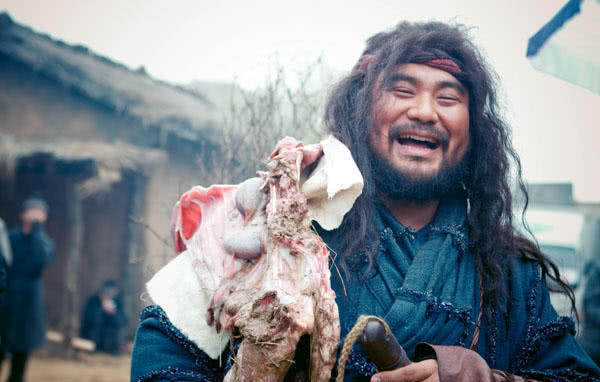 康凯饰演|演过李逵的四位演员,前三位都是傻大个,只有最后一个才是经典