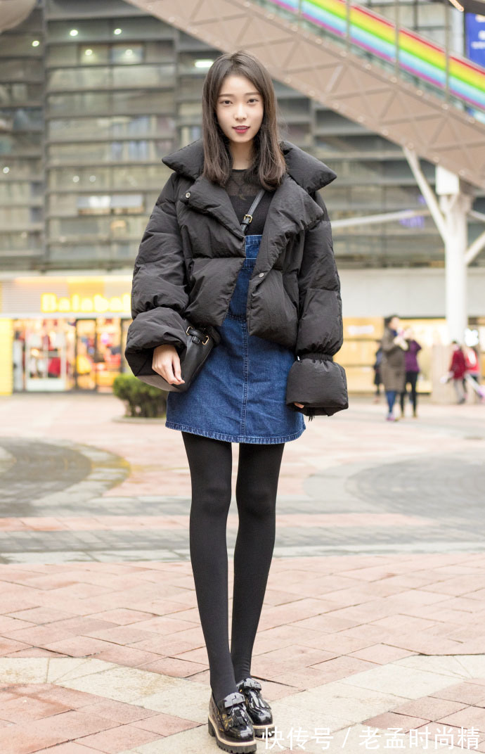 帅气|武汉街拍,米色毛衣 灰色阔腿裤,帅气又时髦!