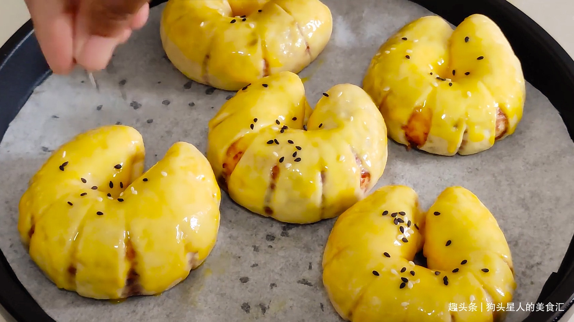 面粉不要做包子馒头了，教你新做法，不蒸也不烤，上桌就扫光