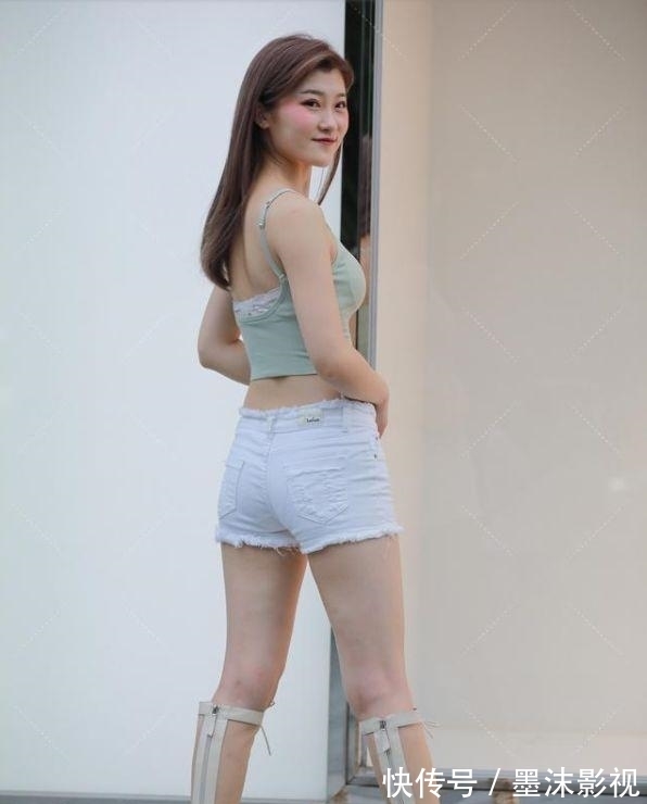 可爱 美女小背心搭毛茸茸短裤,超可爱超性感的小清新穿搭