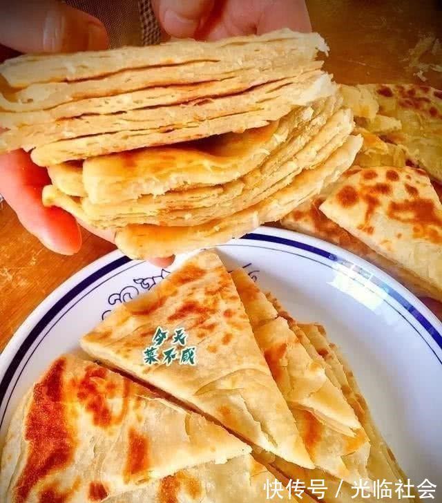 烫面|温水或凉水和面都不对，试试我烙饼的特殊方法，松软酥香，放一天都不会硬