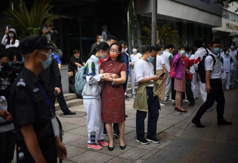 崔毅飞|人大附中送考团一片“红” 今年每3考场设1家长等候区