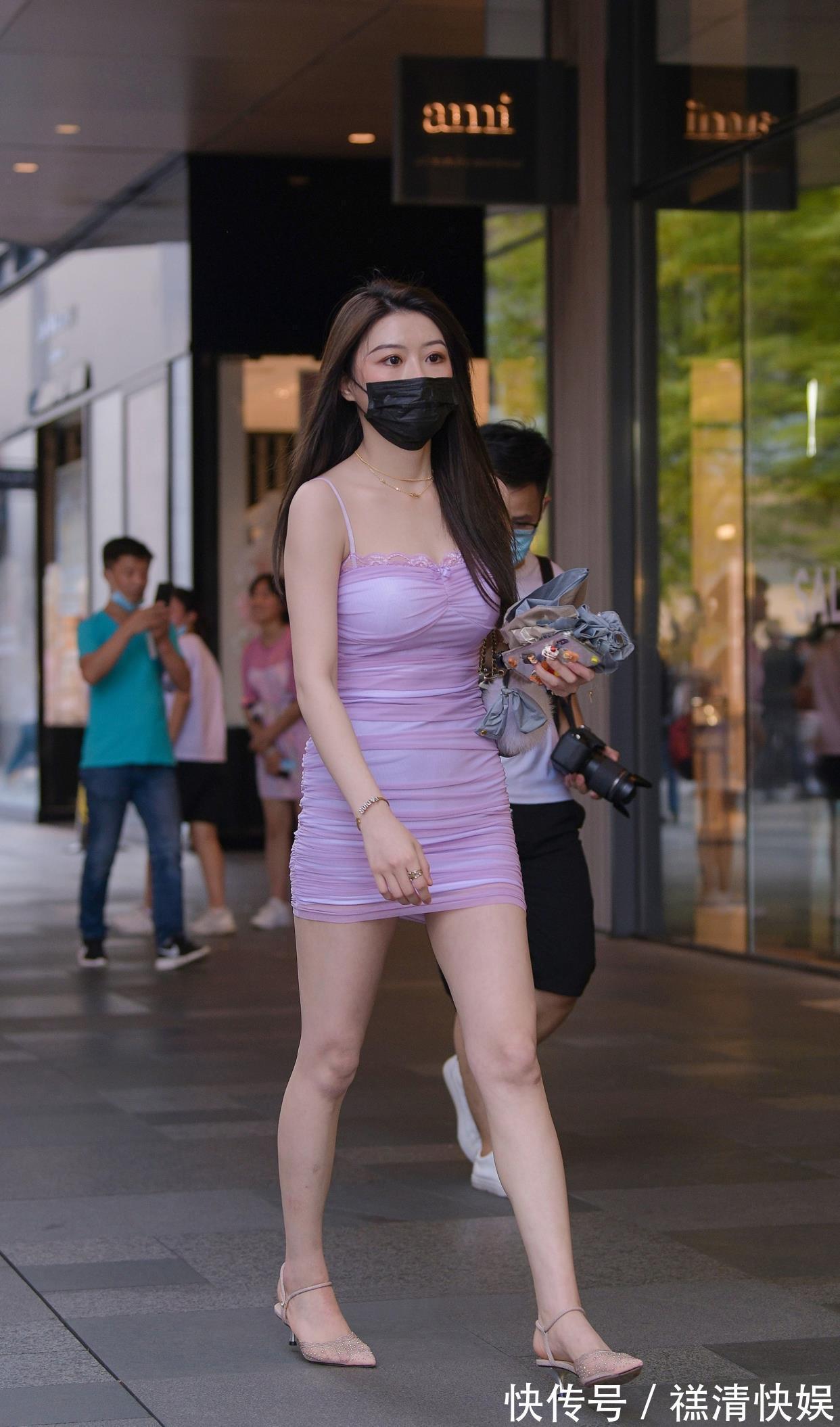 身材 美女身材微胖,紫色压褶吊带裙搭配尖头细跟鞋,显身材有韵味