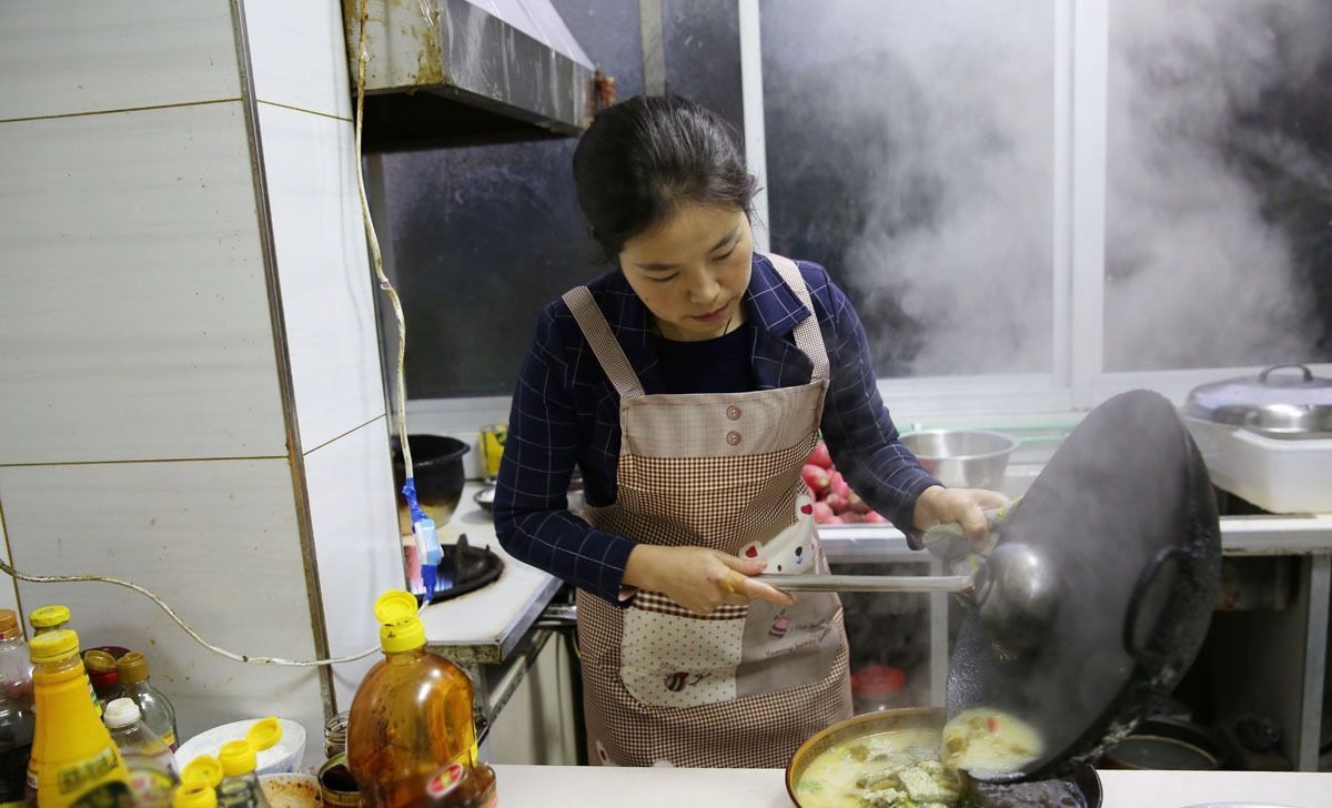  挑剔|85后美女厨娘，选食材很挑剔，小镇上的人都爱吃她做的家常菜