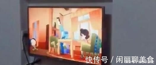宝妈|宝宝“全副武装”看电视,宝妈在一旁睡倒,孩子:这届家长真难带