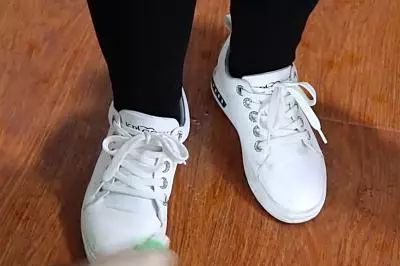 瓶盖|出门鞋子脏了不用愁，只需2个塑料瓶盖，立马解决难题，简单方便